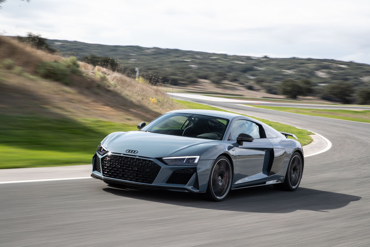 Grå Audi R8 kørende på racerbane